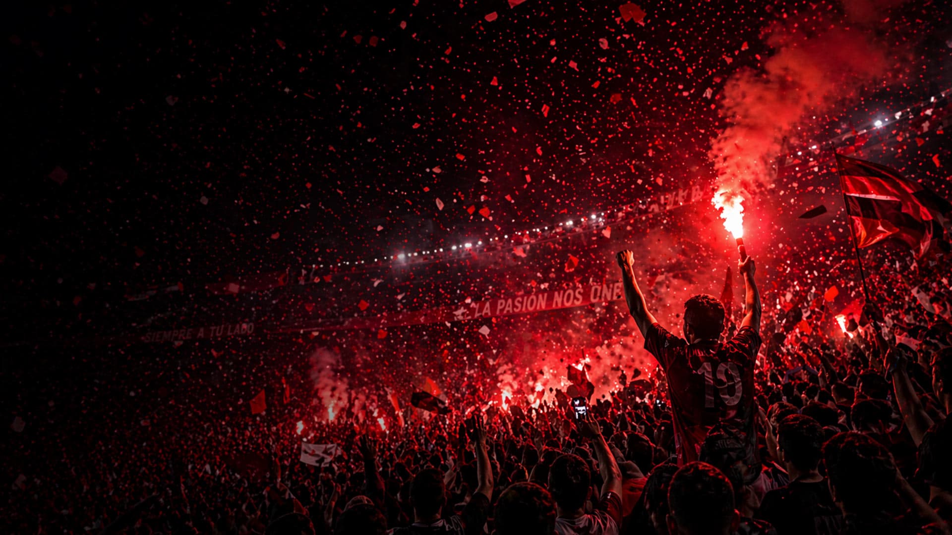 Hinchas con bengalas